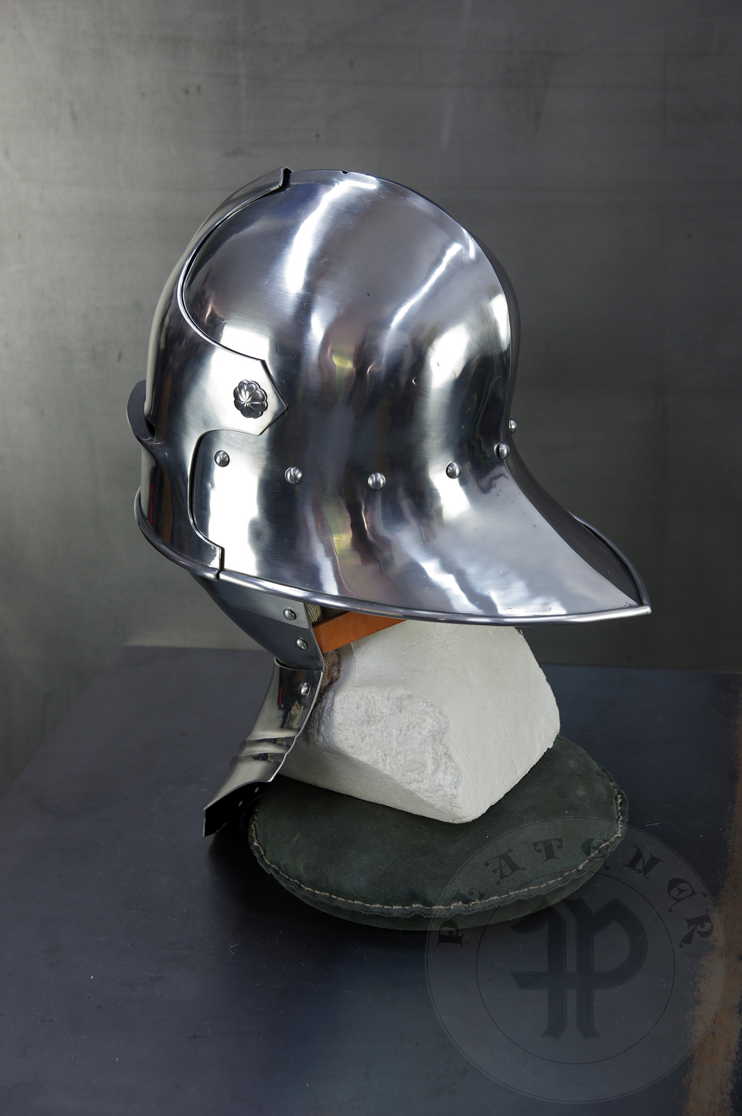 Sallet inspired by example from the Philadelphia Museum of Art; bevor inspired on Churburg CHS25 piece. Period: 1460-1470 Material: 2 mm steel with 0,3 % carbon. Heat treatment: sallet hardened and tempered up to 38 HRC and bevor up to 42 HRC. / Salada inspirowana na originale z Philadelphia Museum of Art; podbrdek oparty na oryginale z Churburga CHS25. Salada hartowana i odpuszczana do 38 HRC a podbrdek do 42 HRC.
